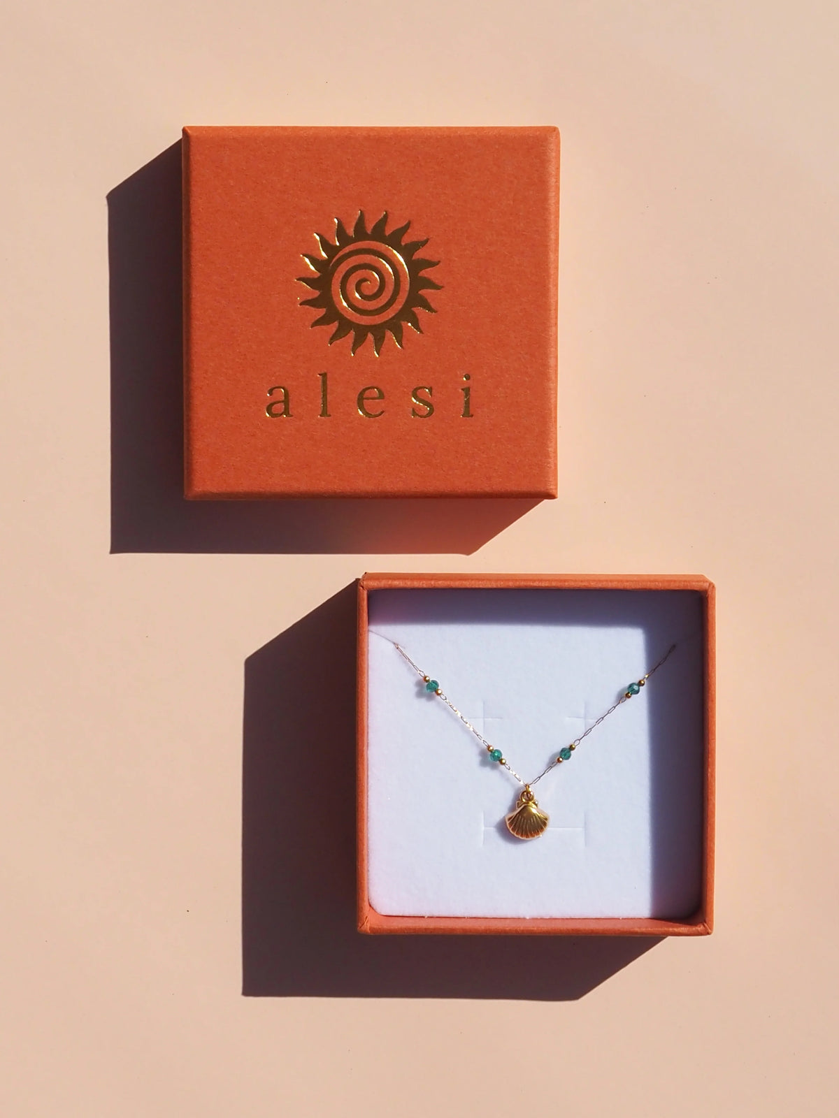 Alesi - Scallop Shell Green Satellite Necklace Gold